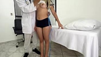 The perverted doctor uses the Jav innocence to get a medical examination for the college mock girls.