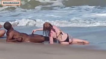 A stranger we had sex with on the beach left us both feeling incredibly infatuated.