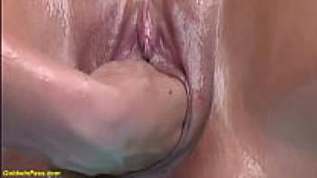 The stepdaughter gives mum a deep oil fist.