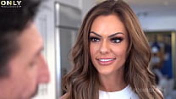 Rather than signing a contract, Aila Donovan really digs gold (4k)