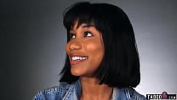 Jenna Foxx, an Ebony MILF babe, demonstrates how ladies climax.